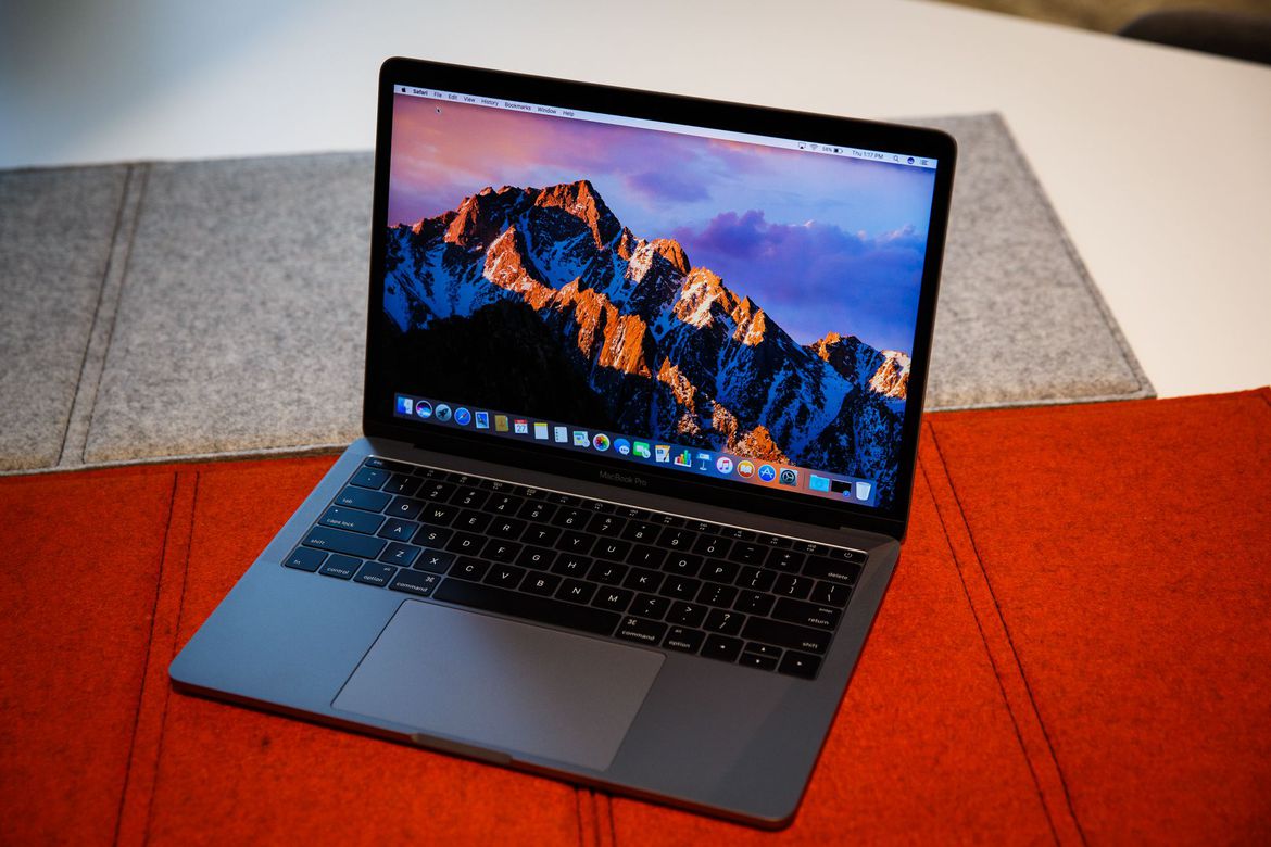 Apple MacBook Pro  13.3" Retina 256GB with Touch ID.&Touch Bar